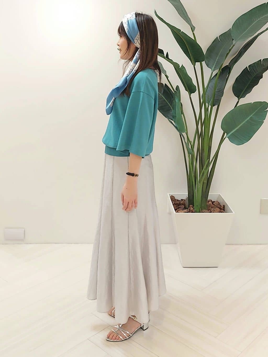 YuKaRiさんの「UNTITLED｜【手洗い／88cm正方形】エンブレムプリントスカーフ」を使ったコーディネート