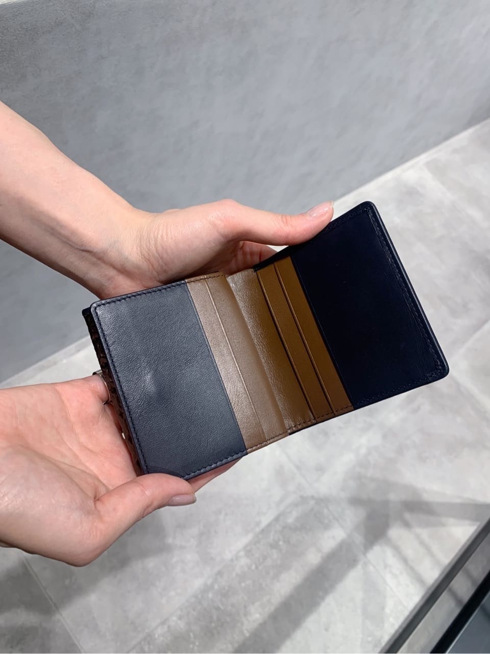 Kさんの「HIROKO HAYASHI｜CARATI（カラーティ）薄型二つ折り財布」を使ったコーディネート