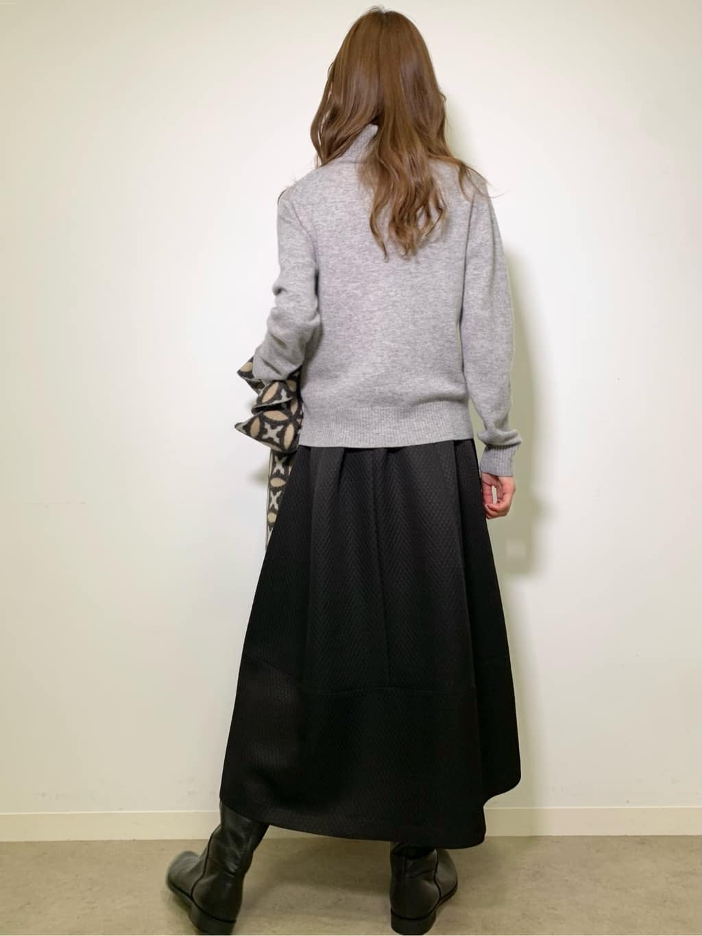 清水夏姫さんの「DRESSTERIOR｜オーバーラップサークル カシミヤ100%マフラー」を使ったコーディネート