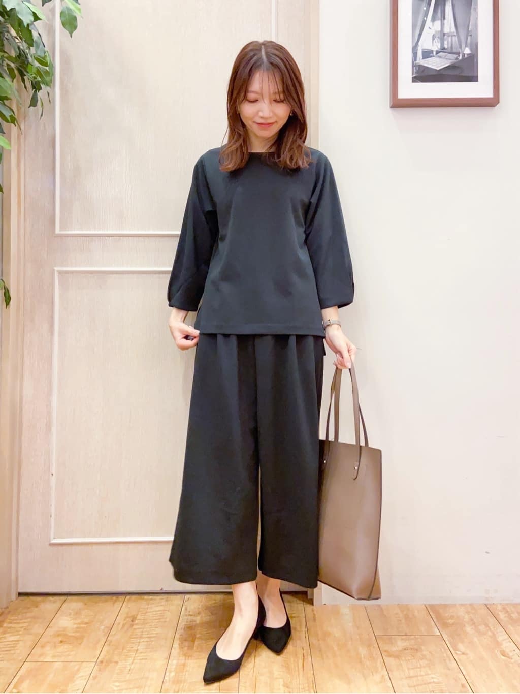 なみさんの「SHOO･LA･RUE｜【通勤/デイリー/セットアップ可】マルチに使える カットジョーゼット ワイドパンツ」を使ったコーディネート