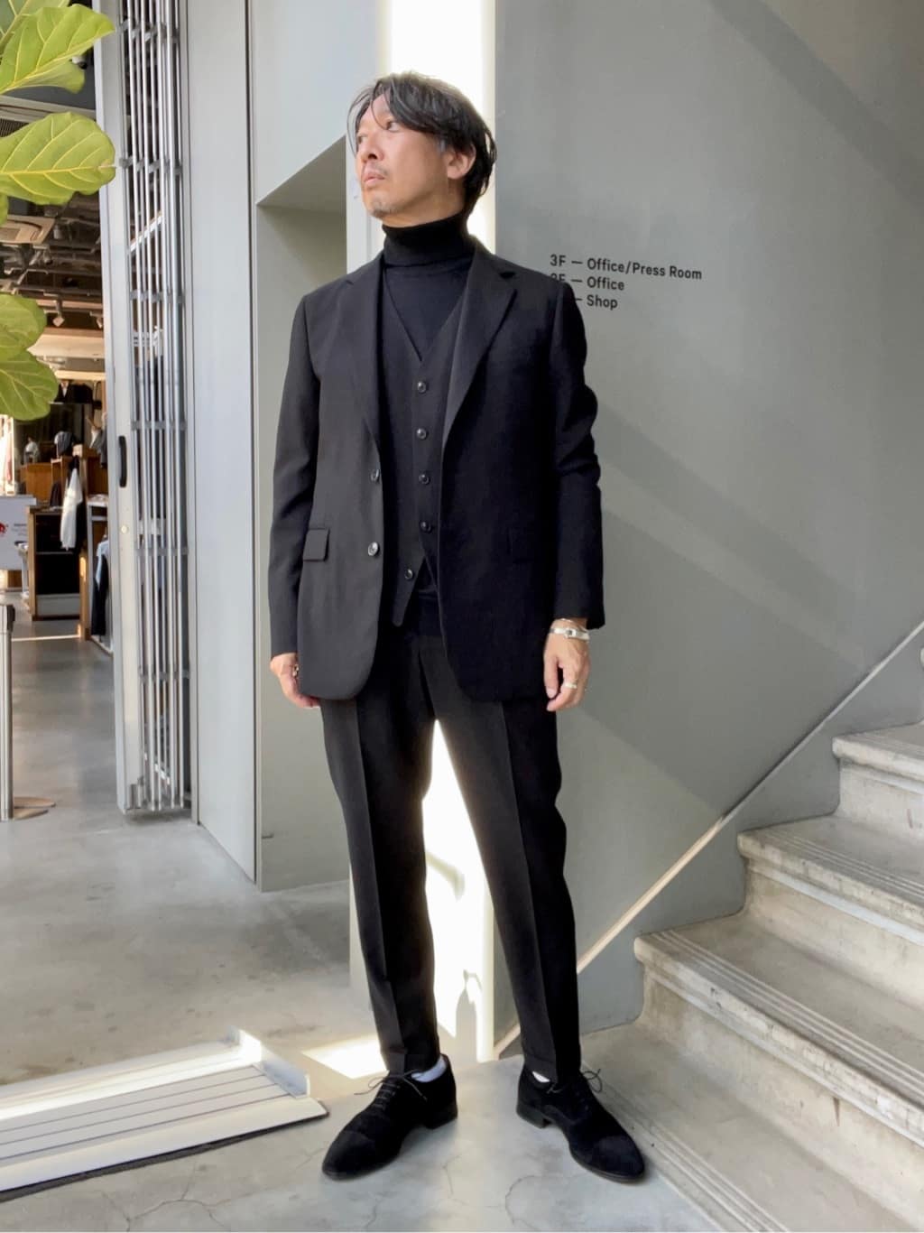 デザイナーTAKEman さんの「TAKEO KIKUCHI｜【Sサイズ～】ディープブラック ヴェスト」を使ったコーディネート