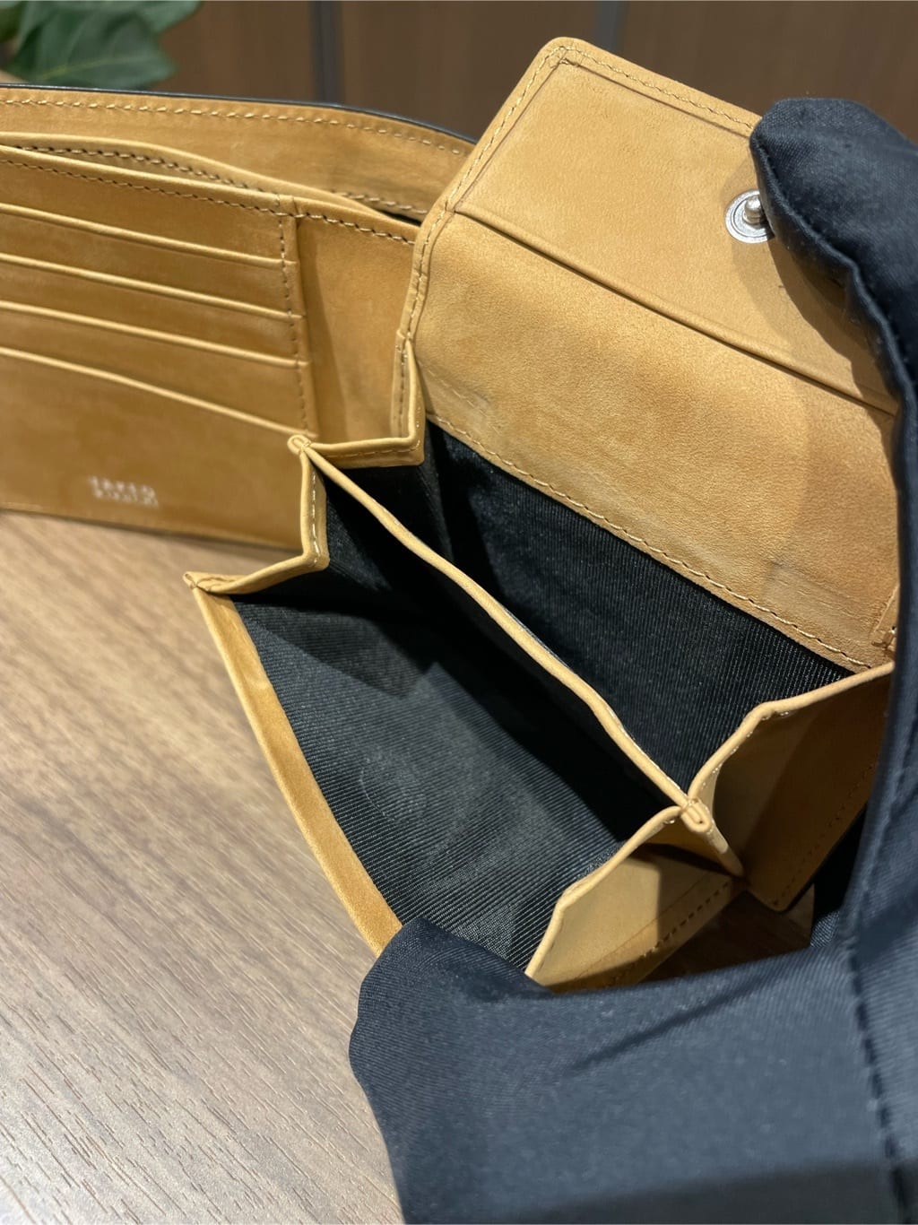 コウノ モトヤさんの「TAKEO KIKUCHI｜【ソフト＆ナチュラル】ミニメッシュ レザー 2つ折り財布」を使ったコーディネート