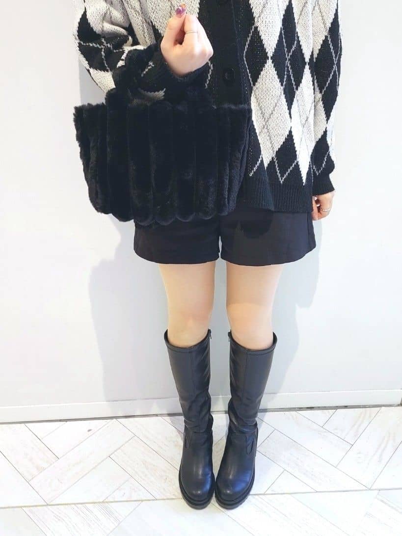 HUANG WEI HSUANさんの「ESPERANZA｜2WAY トート ショルダーバッグ ファー」を使ったコーディネート