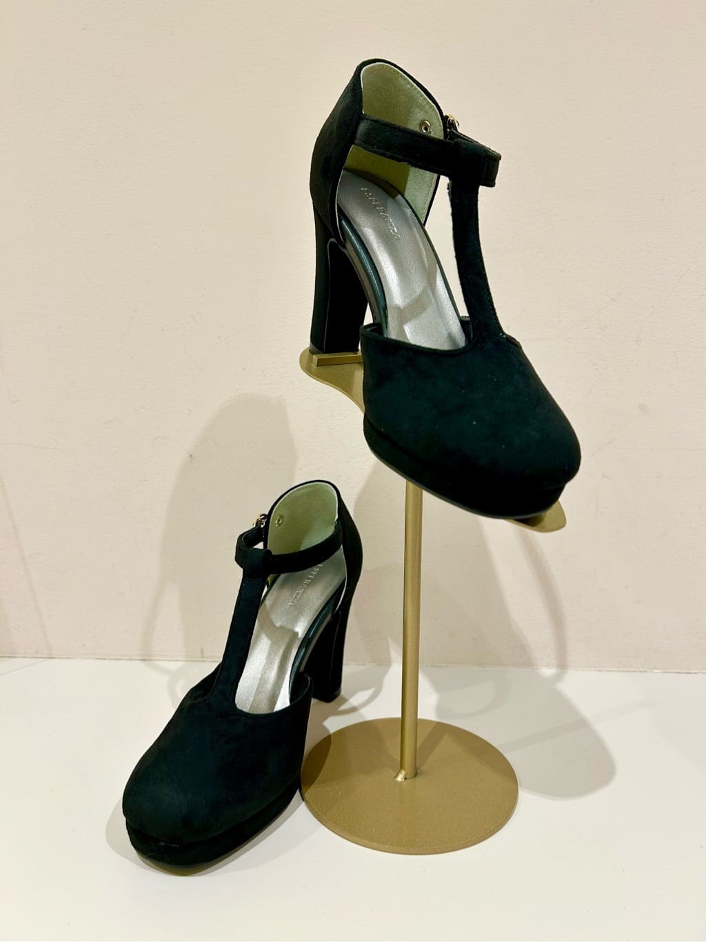 かなぴぃさんの「ESPERANZA｜Tストラップパンプス 24SS」を使ったコーディネート