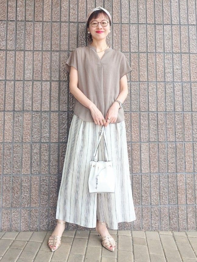 MUTSUKOさんの「UNTITLED｜【手洗い／88cm正方形】エンブレムプリントスカーフ」を使ったコーディネート