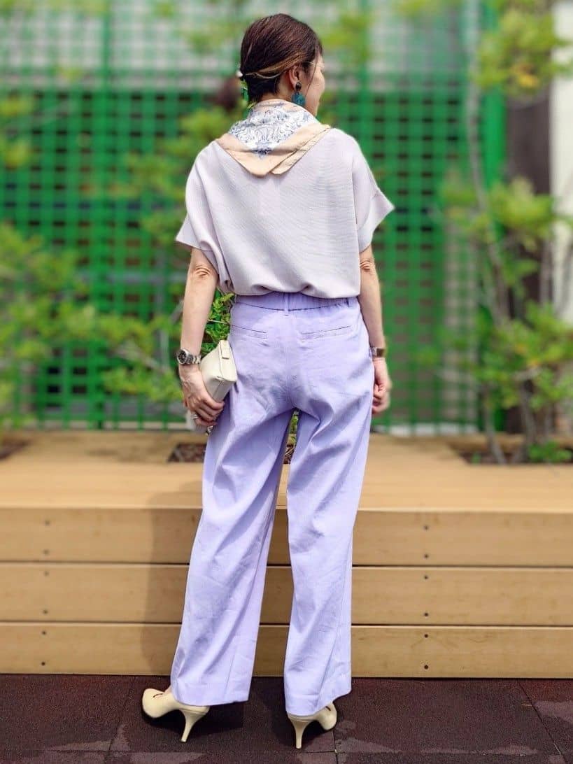 MUTSUKOさんの「UNTITLED｜【手洗い／88cm正方形】エンブレムプリントスカーフ」を使ったコーディネート