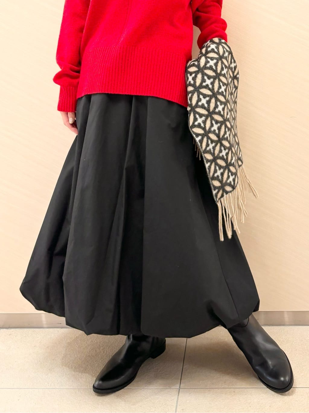 清水夏姫さんの「DRESSTERIOR｜オーバーラップサークル カシミヤ100%マフラー」を使ったコーディネート