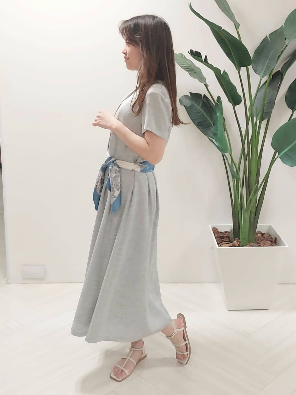 YuKaRiさんの「UNTITLED｜【手洗い／88cm正方形】エンブレムプリントスカーフ」を使ったコーディネート