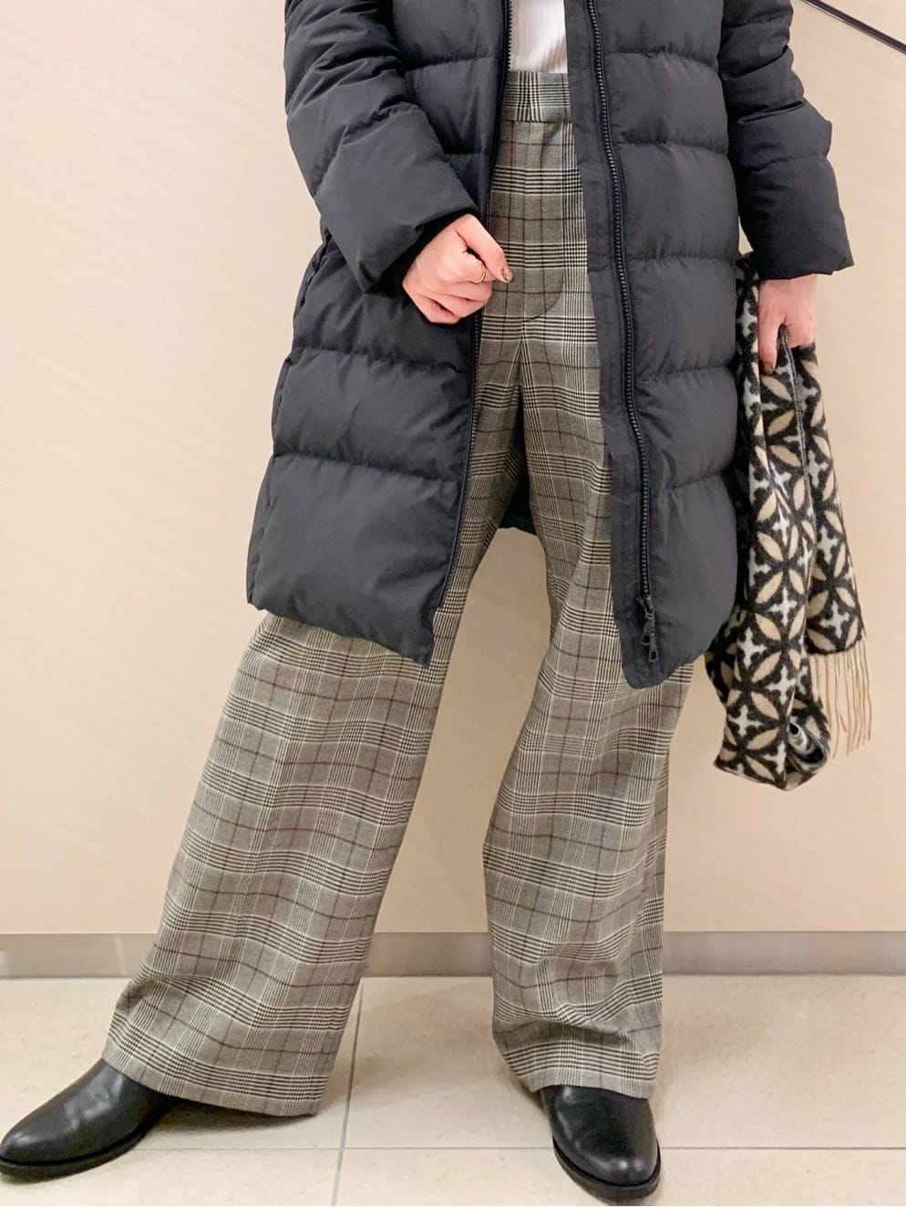 清水夏姫さんの「DRESSTERIOR｜オーバーラップサークル カシミヤ100%マフラー」を使ったコーディネート