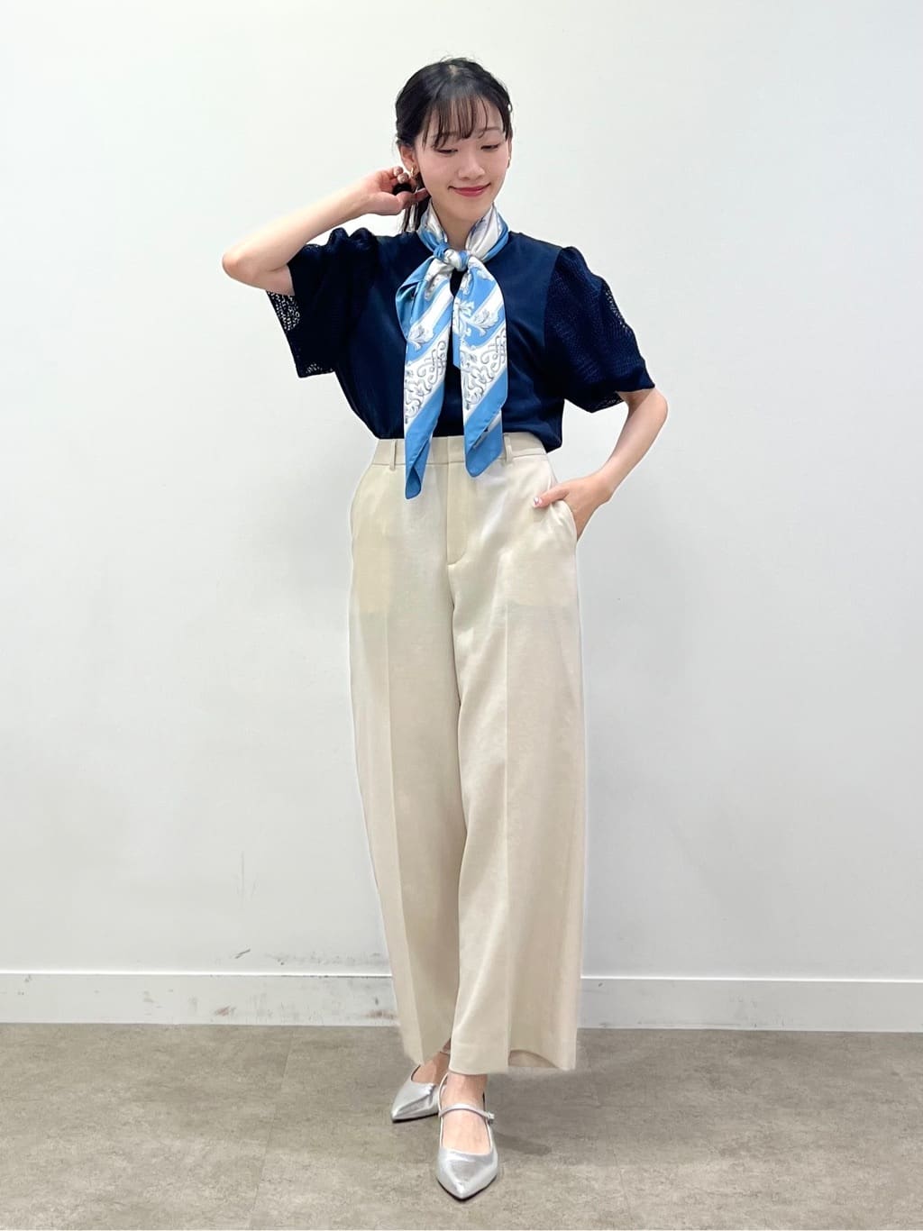 kaaiさんの「UNTITLED｜【手洗い／88cm正方形】エンブレムプリントスカーフ」を使ったコーディネート