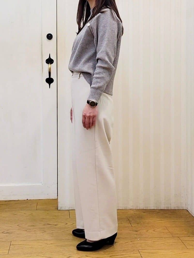 LISAさんの「grove｜【ふわっと心地よい足入れ】やわここち(R)Vカットパンプス」を使ったコーディネート