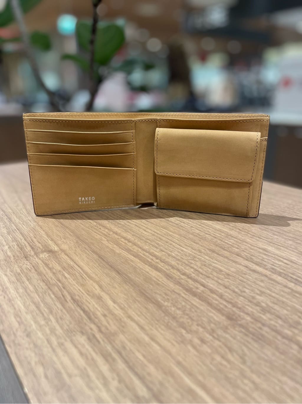 コウノ モトヤさんの「TAKEO KIKUCHI｜【ソフト＆ナチュラル】ミニメッシュ レザー 2つ折り財布」を使ったコーディネート