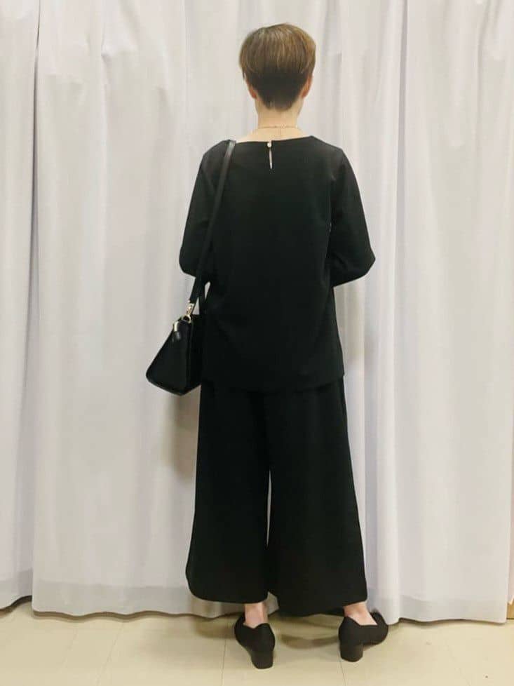 なっちゃんさんの「SHOO･LA･RUE｜【通勤/デイリー/セットアップ可】マルチに使える カットジョーゼット ワイドパンツ」を使ったコーディネート