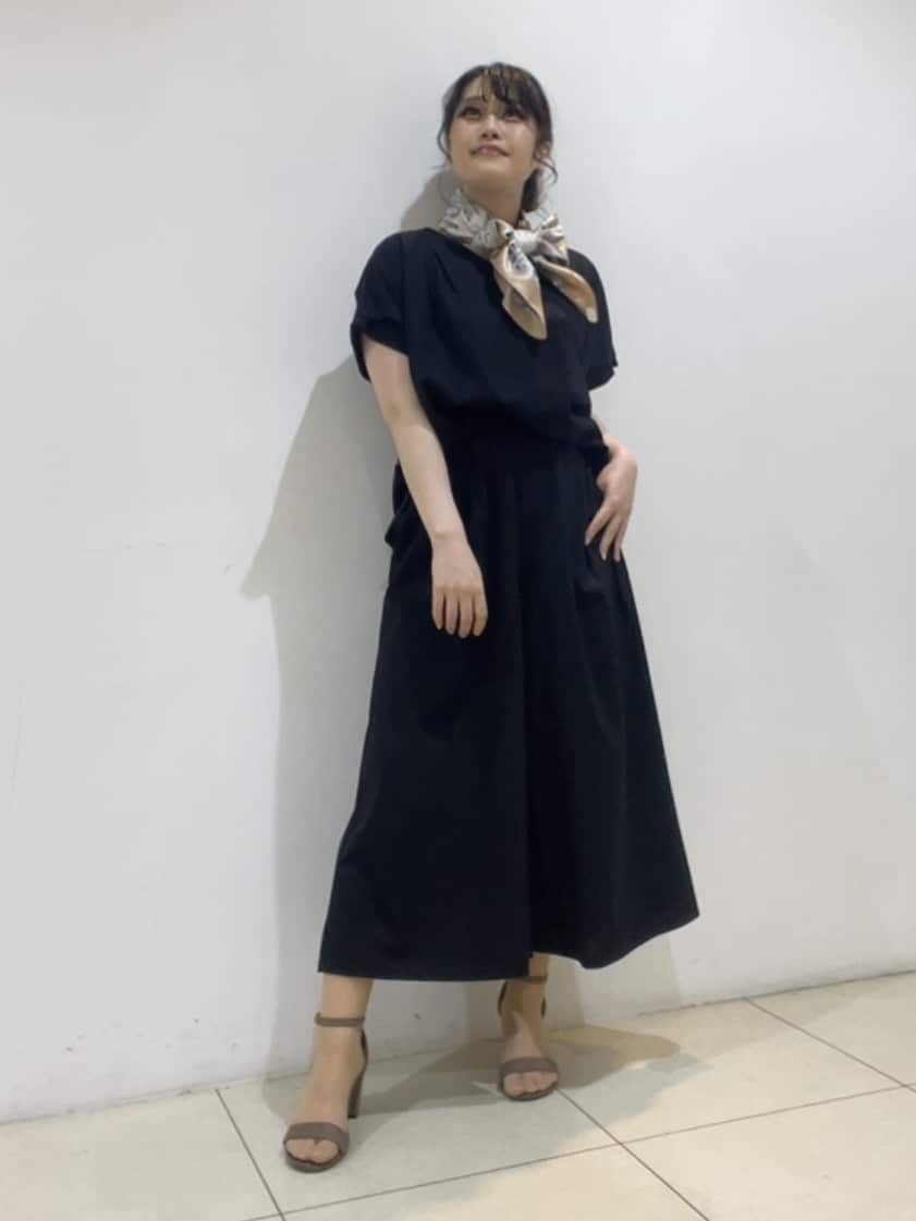 watanabeさんの「UNTITLED｜【手洗い／88cm正方形】エンブレムプリントスカーフ」を使ったコーディネート