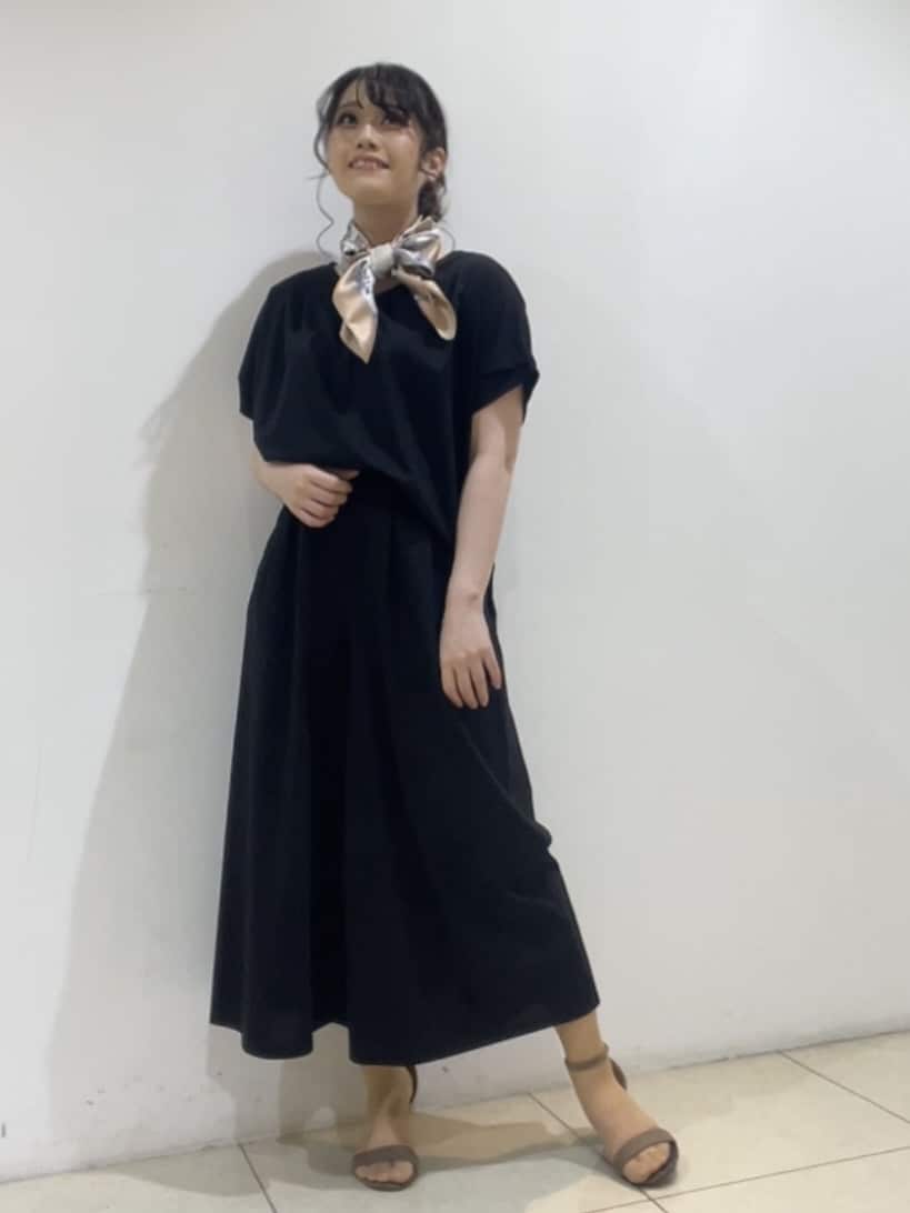 watanabeさんの「UNTITLED｜【手洗い／88cm正方形】エンブレムプリントスカーフ」を使ったコーディネート