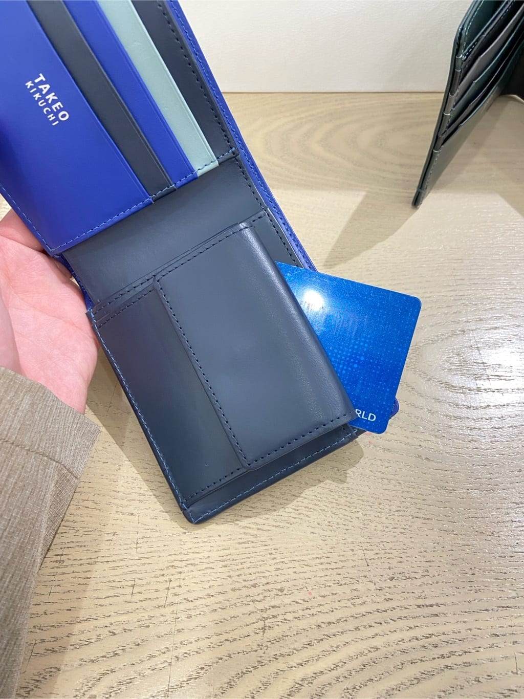 わいずみさんの「TAKEO KIKUCHI｜配色型押しレザー 2つ折り財布」を使ったコーディネート
