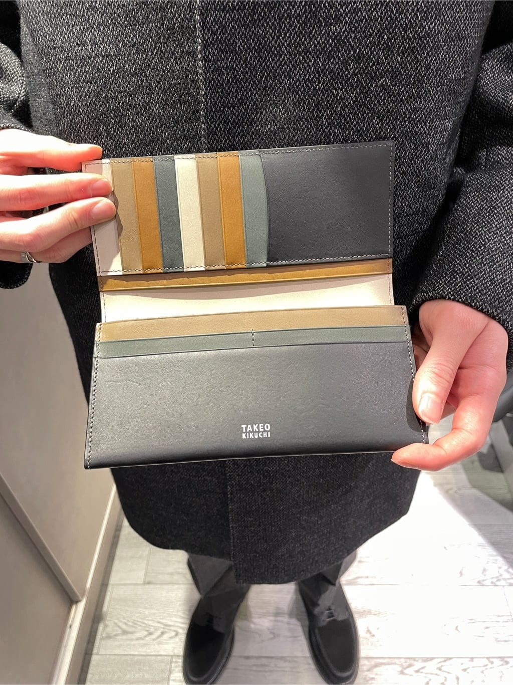 Tightさんの「TAKEO KIKUCHI｜アンティーク調レザー 2つ折り長財布」を使ったコーディネート