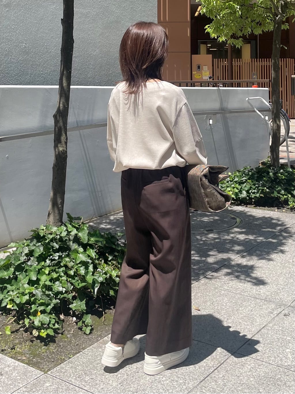 riiさんの「INDIVI｜【褒められパンツ／洗える／ウエストゴム】ワイドタックパンツ」を使ったコーディネート