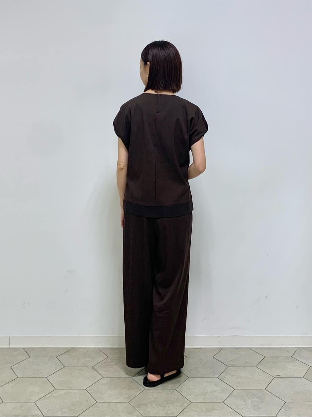 yurinaさんの「INDIVI｜【褒められパンツ／洗える／ウエストゴム】ワイドタックパンツ」を使ったコーディネート