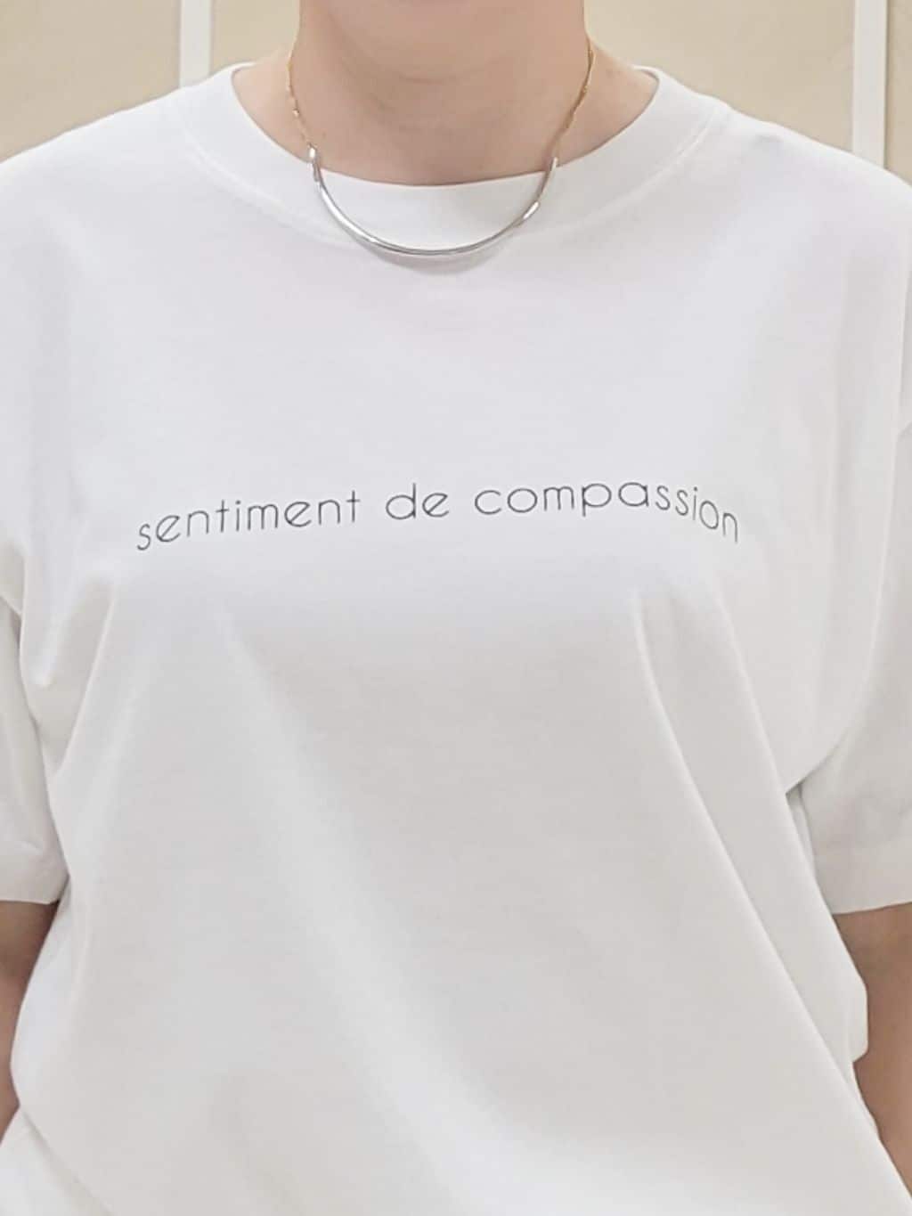 tomoさんの「COUP DE CHANCE｜【WORLD for the World】メッセージプリントTシャツ」を使ったコーディネート