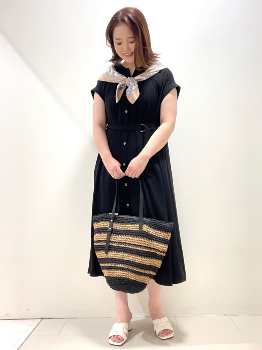 YUIさんの「UNTITLED｜【手洗い／88cm正方形】エンブレムプリントスカーフ」を使ったコーディネート