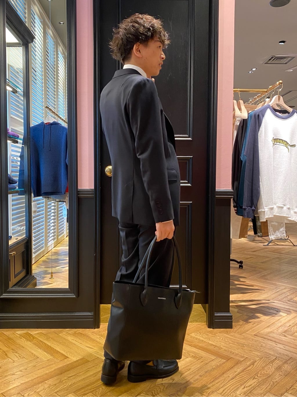 須田　慎二郎さんの「DRESSTERIOR｜【秋冬モデル】Super100's 3ピース ジレ」を使ったコーディネート