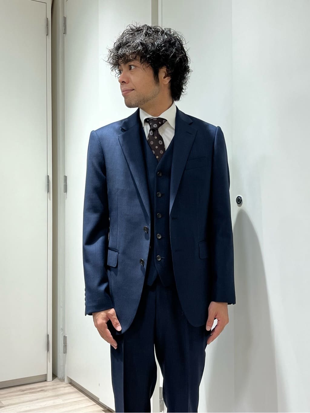 URAさんの「TAKEO KIKUCHI｜【Three by Three】シャイニーシャークピンヘッド スーツ/3ピース対応可」を使ったコーディネート