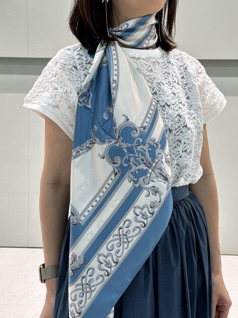 makiさんの「UNTITLED｜【手洗い／88cm正方形】エンブレムプリントスカーフ」を使ったコーディネート