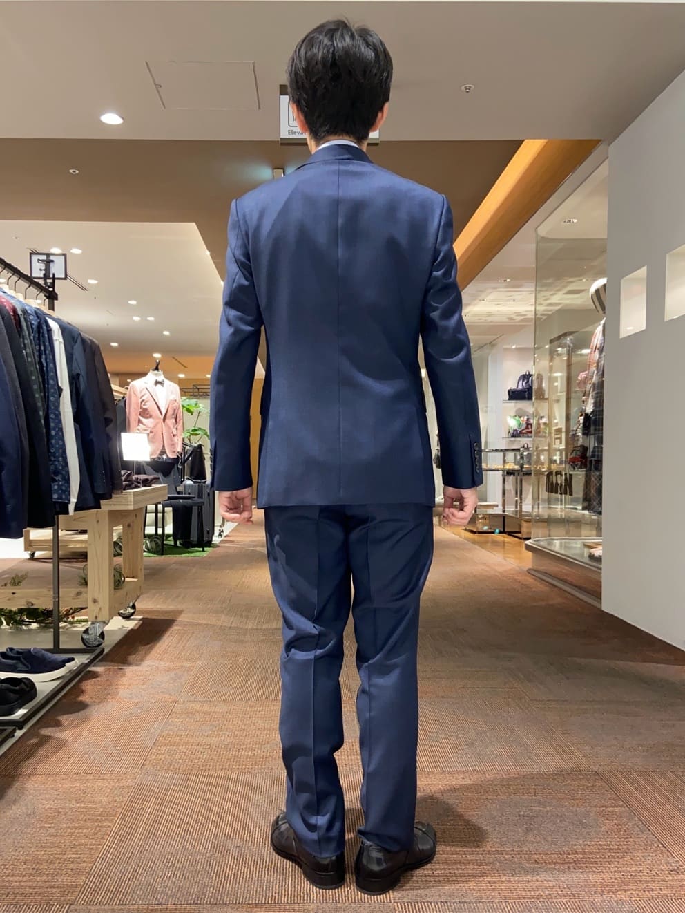 わいずみさんの「TAKEO KIKUCHI｜【Three by Three】シャイニーシャークピンヘッド スーツ/3ピース対応可」を使ったコーディネート