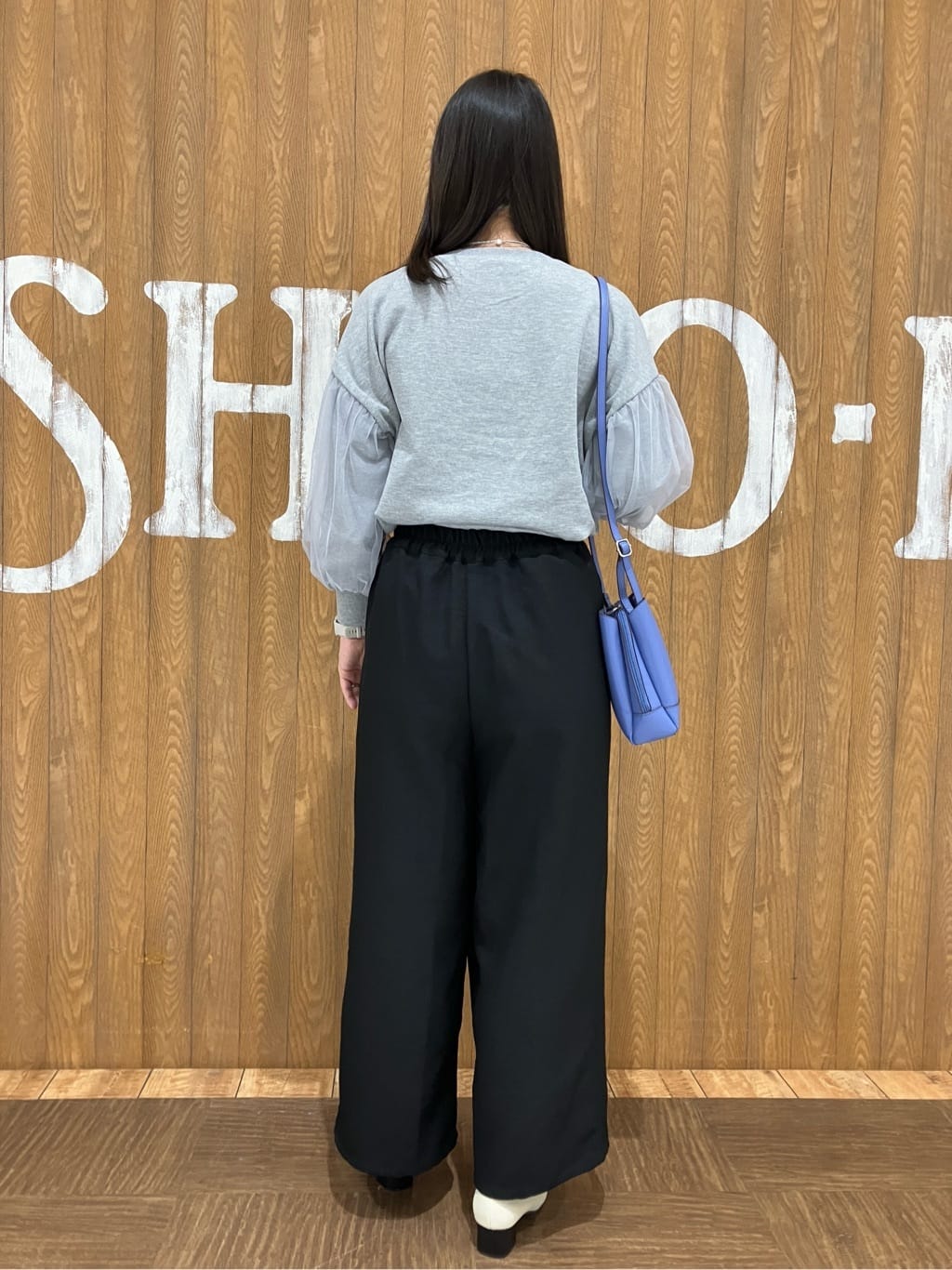 FUJIさんの「SHOO･LA･RUE｜【軽量/大人カジュアル】 ふわっと軽い三層ショルダーバッグ」を使ったコーディネート