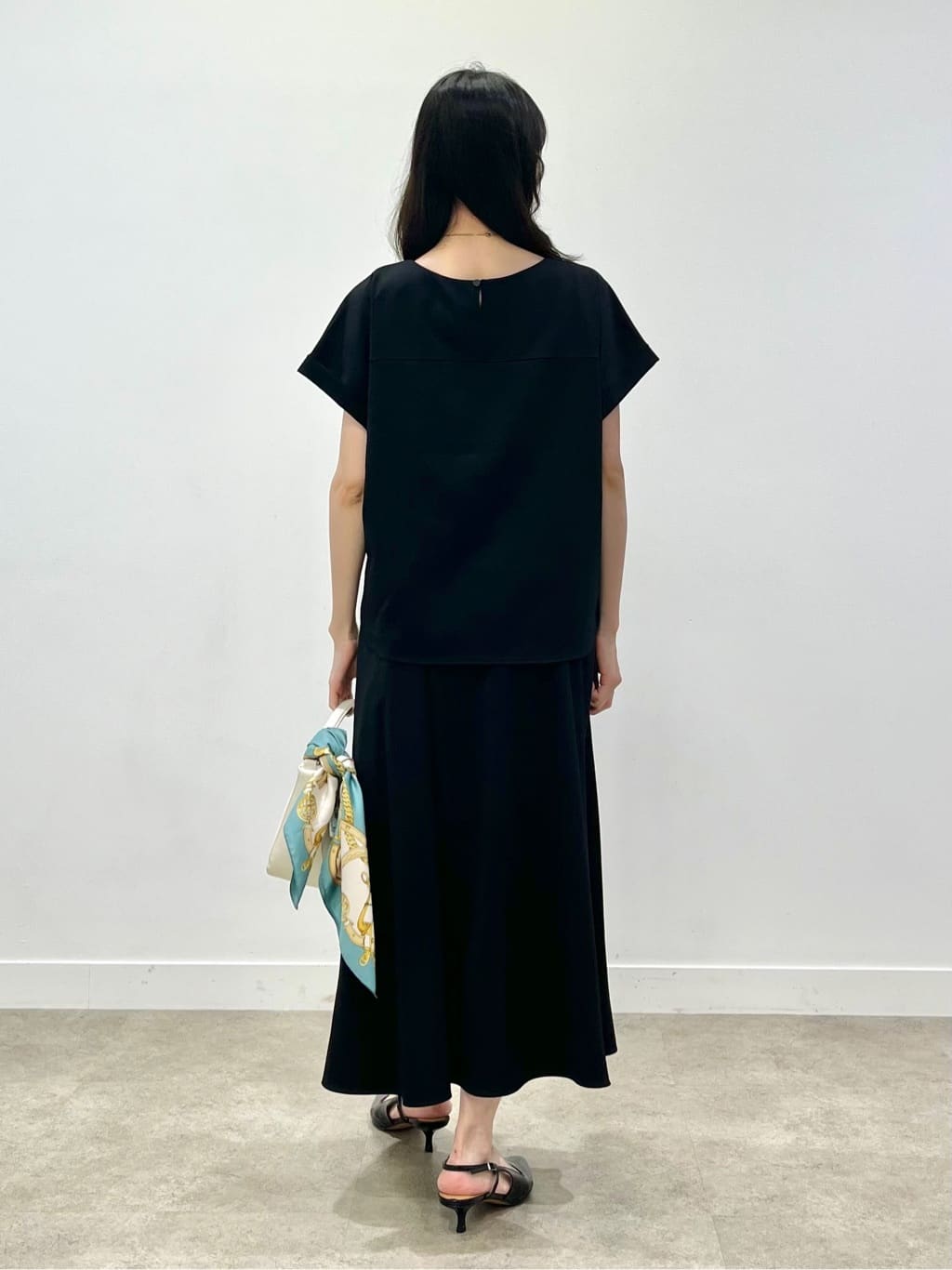 kaaiさんの「UNTITLED｜【手洗い／58cm正方形】ベルトプリントスカーフ」を使ったコーディネート