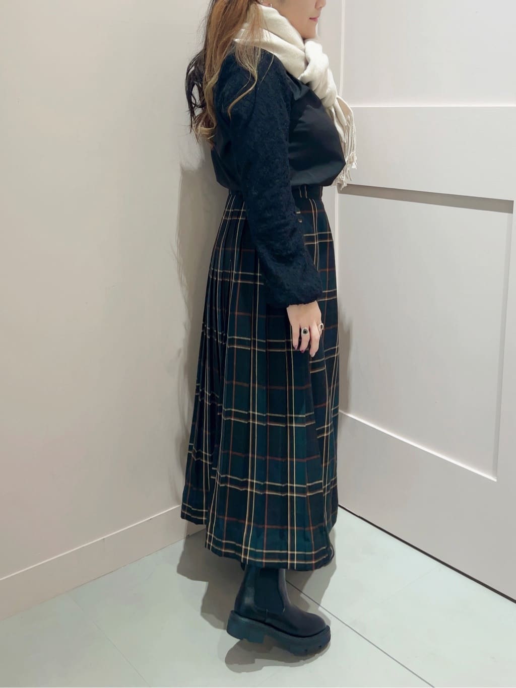 りえさんの「ESPERANZA｜洗えるシンプルカラーストール 累計販売約5000枚【防寒／マフラー／無地／ギフト】」を使ったコーディネート