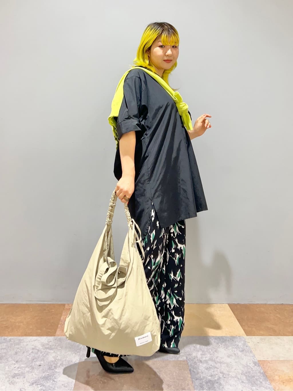 ひらのみさんの「THE SHOP TK｜【N/ordinary別注】クランプルショルダートートバッグ」を使ったコーディネート