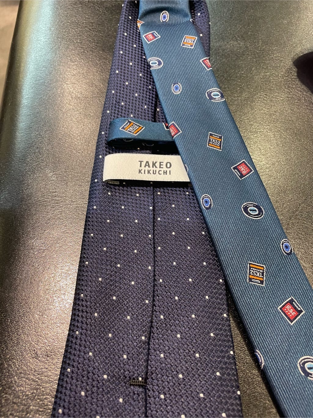 MAKOTO AIさんの「TAKEO KIKUCHI｜【Three by Three】シャイニーシャークピンヘッド ベスト / 3ピース対応」を使ったコーディネート