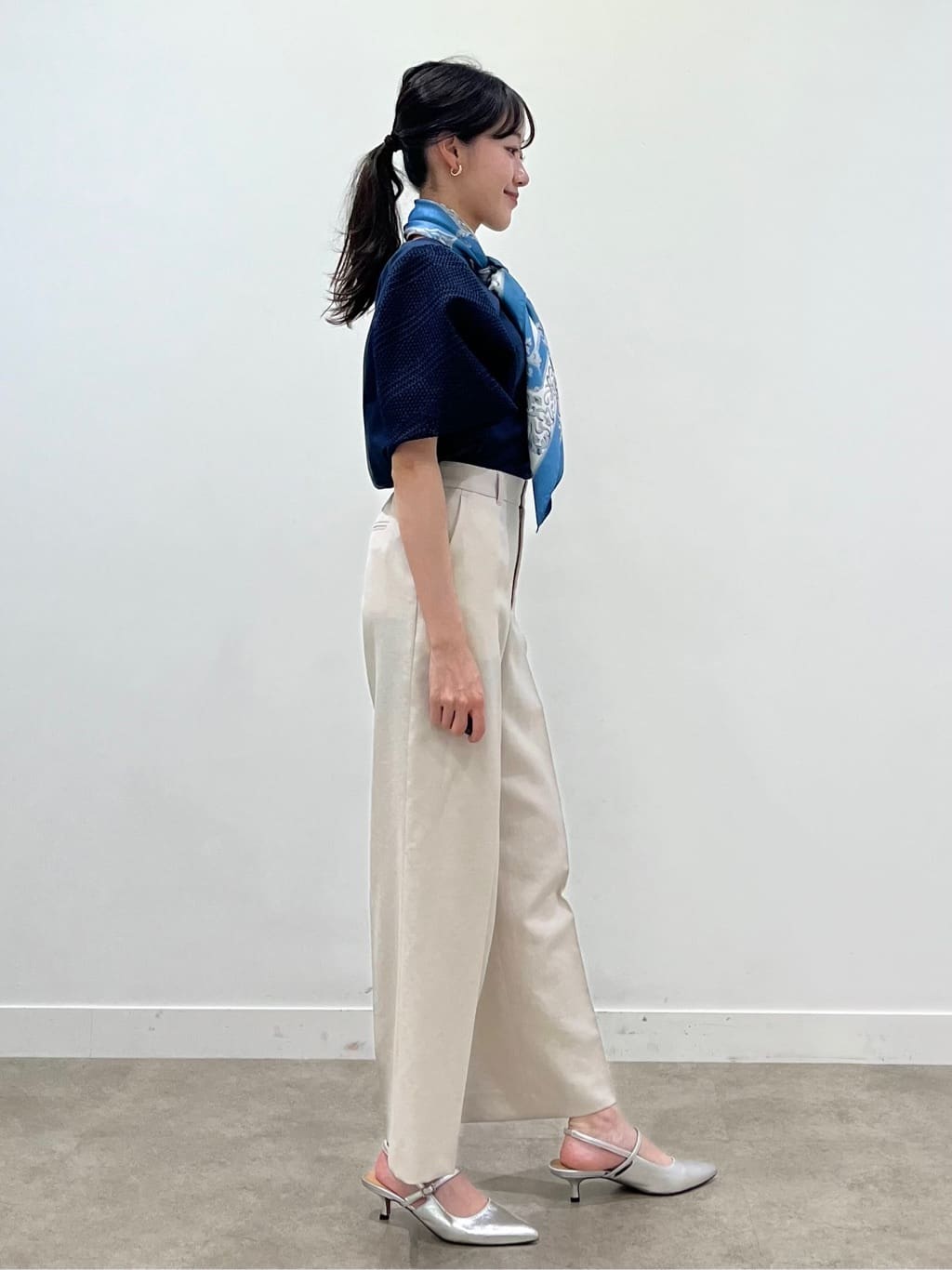kaaiさんの「UNTITLED｜【手洗い／88cm正方形】エンブレムプリントスカーフ」を使ったコーディネート