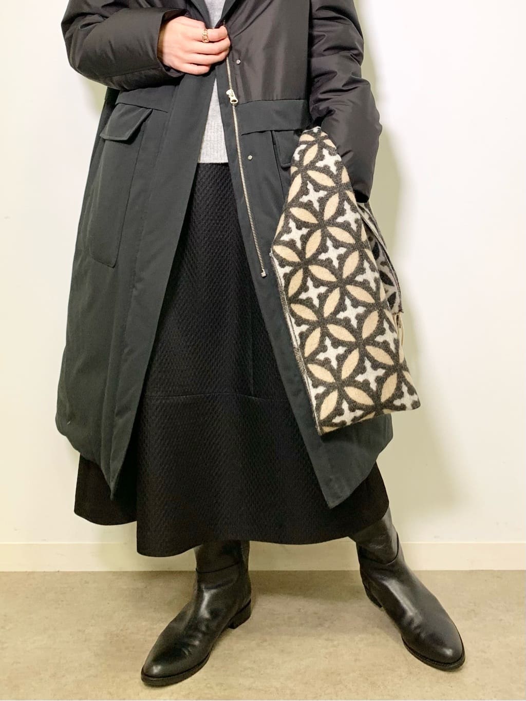 清水夏姫さんの「DRESSTERIOR｜オーバーラップサークル カシミヤ100%マフラー」を使ったコーディネート