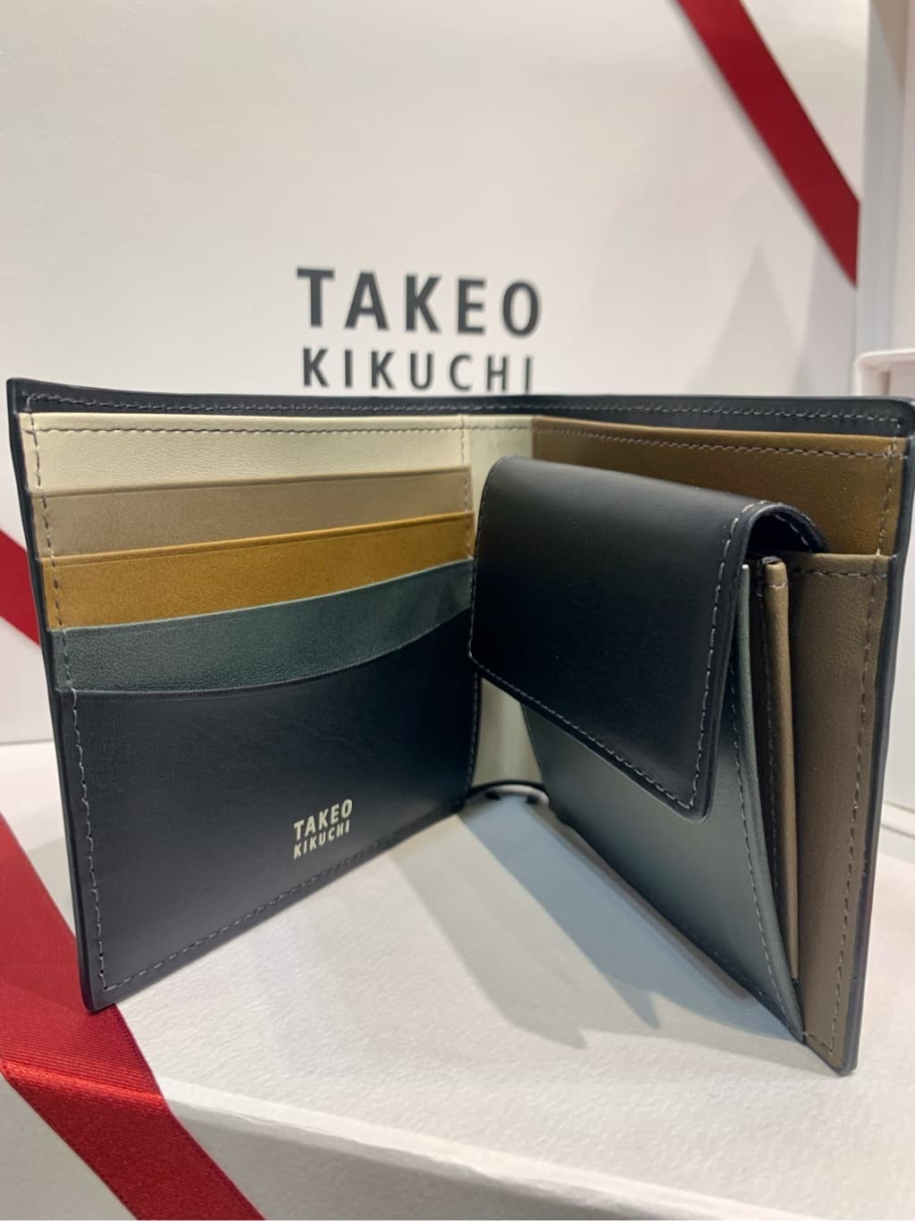 木村剛さんの「TAKEO KIKUCHI｜アンティーク調レザー 2つ折り財布」を使ったコーディネート