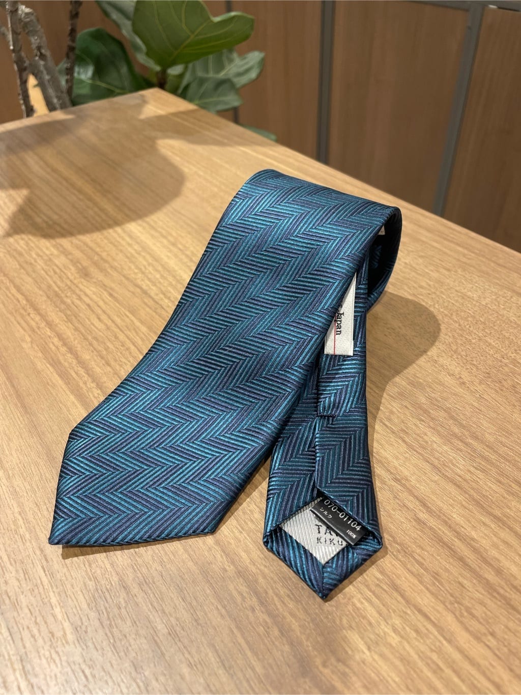 コウノ モトヤさんの「TAKEO KIKUCHI｜【Made in JAPAN】矢絣（やがすり）シルクネクタイ」を使ったコーディネート