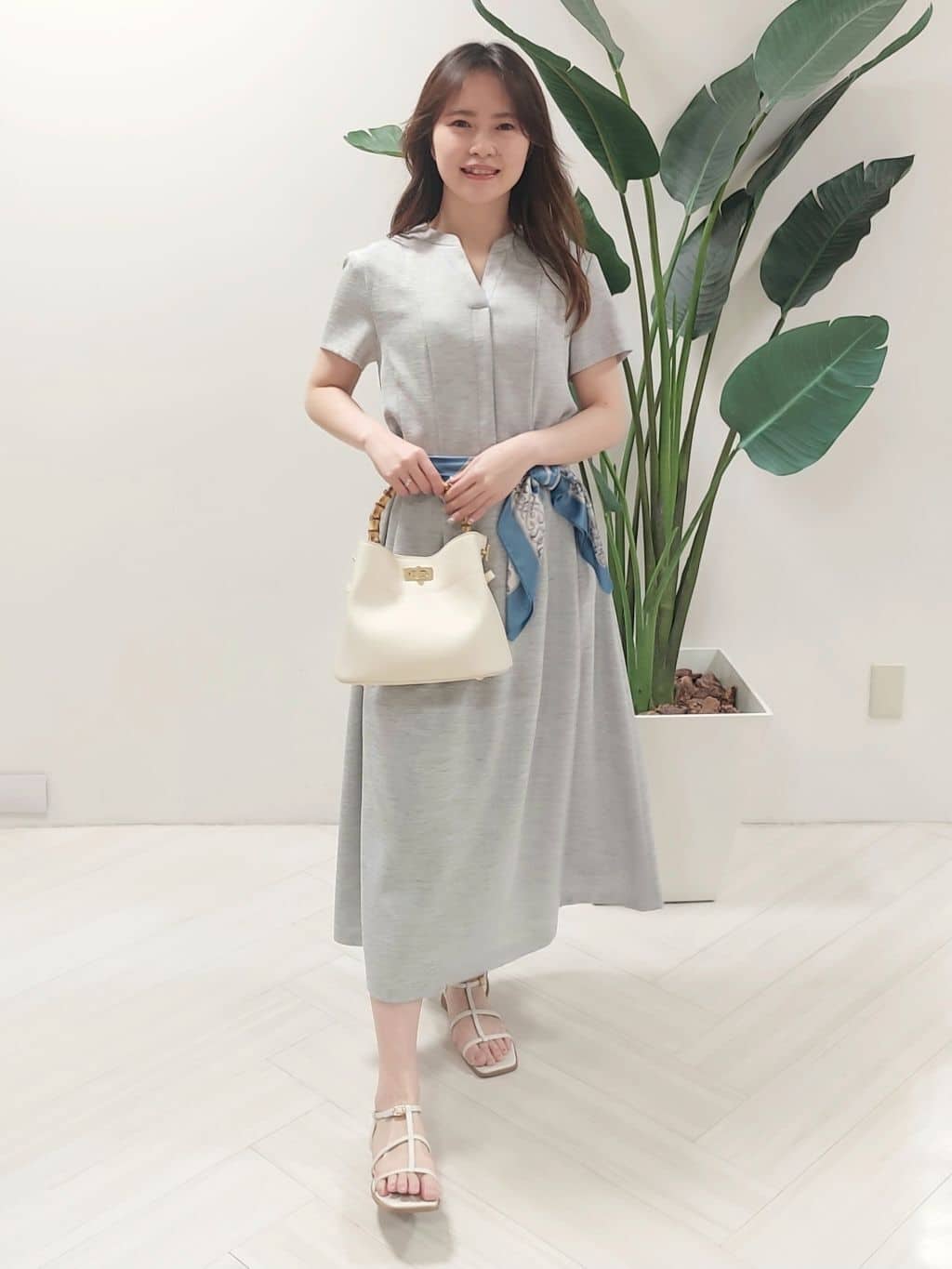 YuKaRiさんの「UNTITLED｜【手洗い／88cm正方形】エンブレムプリントスカーフ」を使ったコーディネート