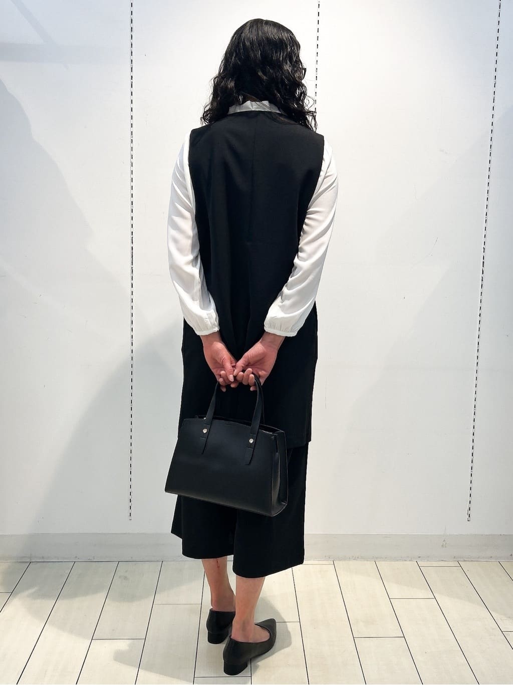 Mikiさんの「SHOO･LA･RUE｜【通勤/デイリー/セットアップ可】マルチに使える カットジョーゼット ワイドパンツ」を使ったコーディネート