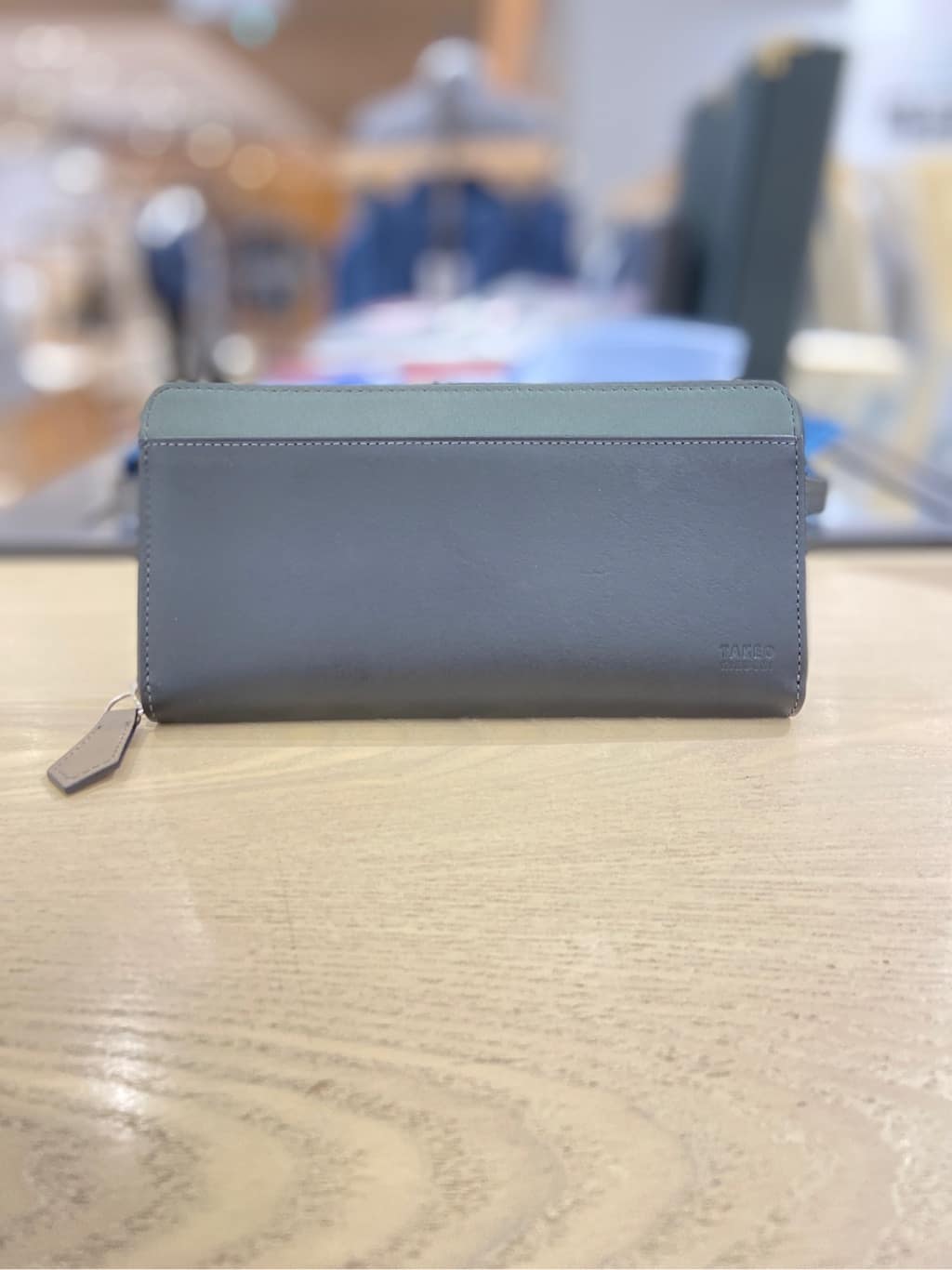 わいずみさんの「TAKEO KIKUCHI｜アンティーク調レザー ラウンドファスナー 長財布」を使ったコーディネート