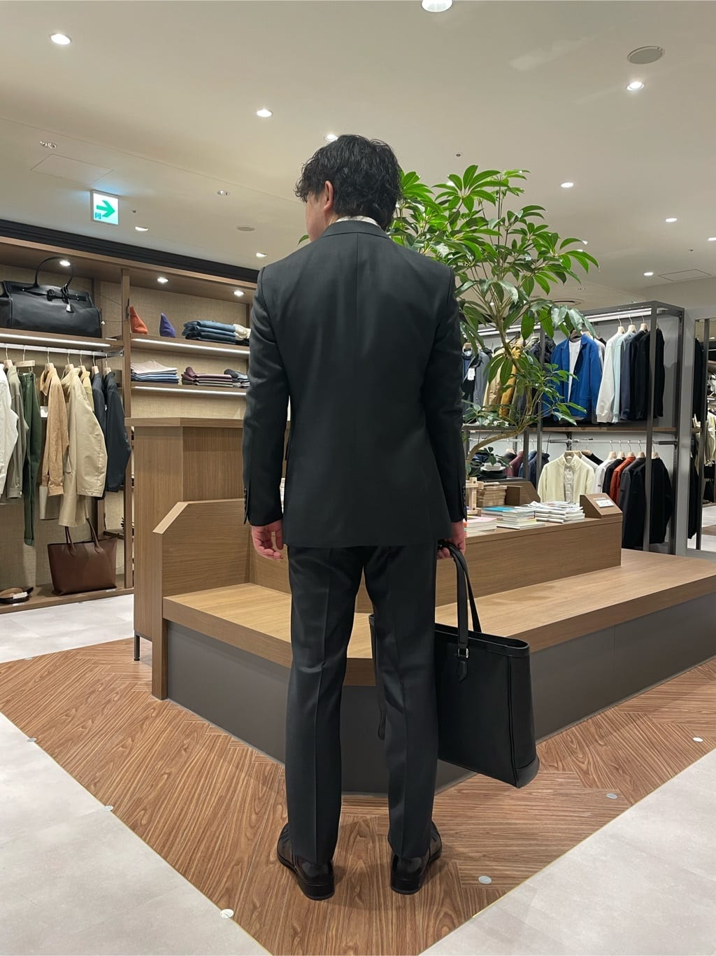 コウノ モトヤさんの「TAKEO KIKUCHI｜【Three by Three】シャイニーシャークピンヘッド スーツ/3ピース対応可」を使ったコーディネート