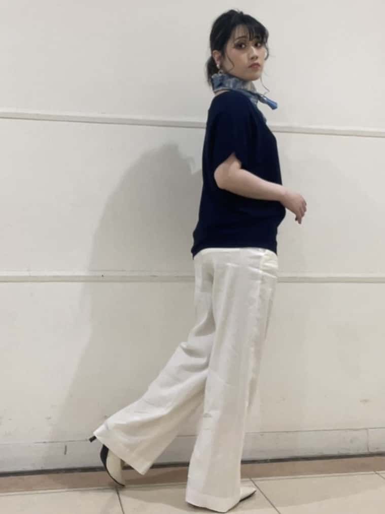 watanabeさんの「UNTITLED｜【手洗い／88cm正方形】エンブレムプリントスカーフ」を使ったコーディネート