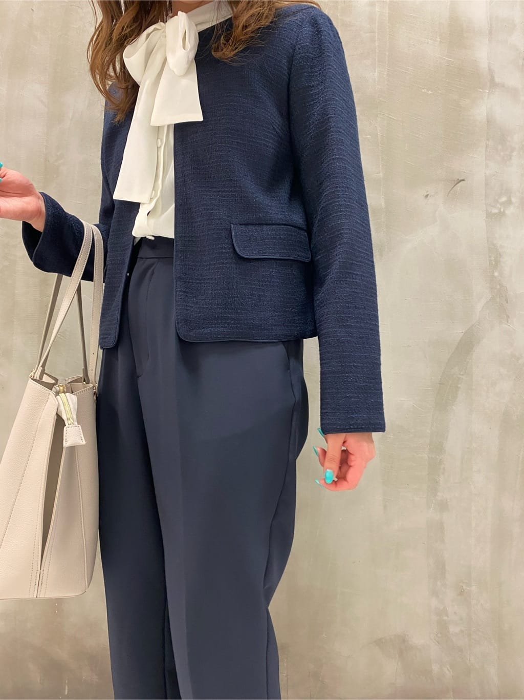 サカタさんの「grove｜【ふわっと心地よい足入れ】やわここち(R)Vカットパンプス」を使ったコーディネート