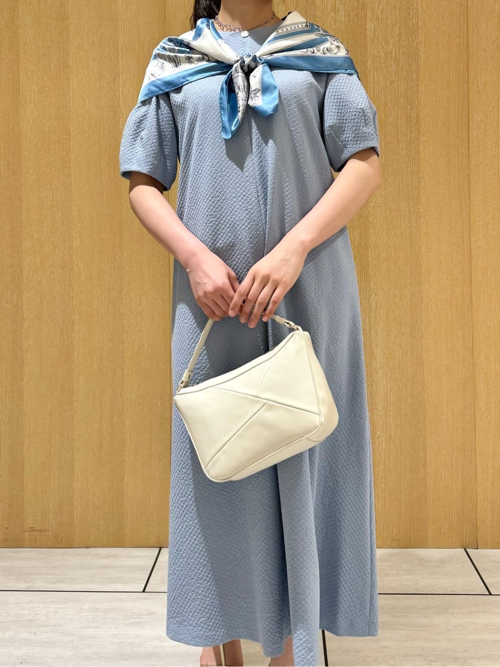 nanaさんの「UNTITLED｜【手洗い／88cm正方形】エンブレムプリントスカーフ」を使ったコーディネート
