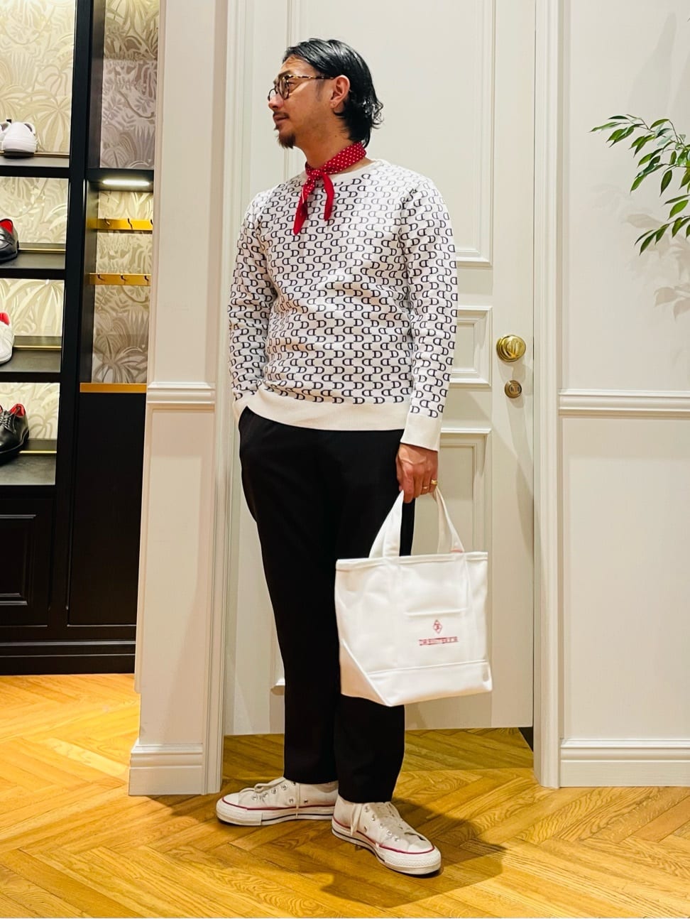 鶴田大士さんの「DRESSTERIOR｜シルケットコットン　ドットハンカチーフ」を使ったコーディネート