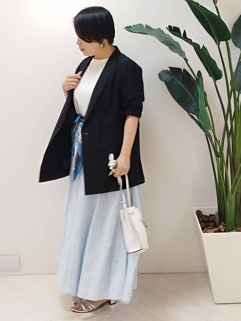 s u g iさんの「UNTITLED｜【手洗い／88cm正方形】エンブレムプリントスカーフ」を使ったコーディネート