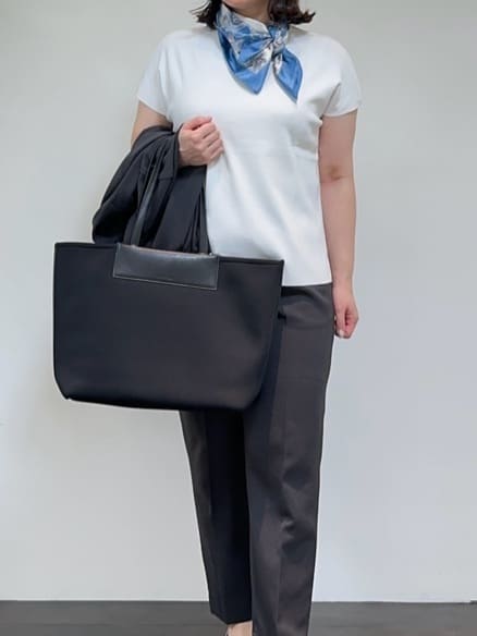 Asamiさんの「UNTITLED｜【手洗い／88cm正方形】エンブレムプリントスカーフ」を使ったコーディネート