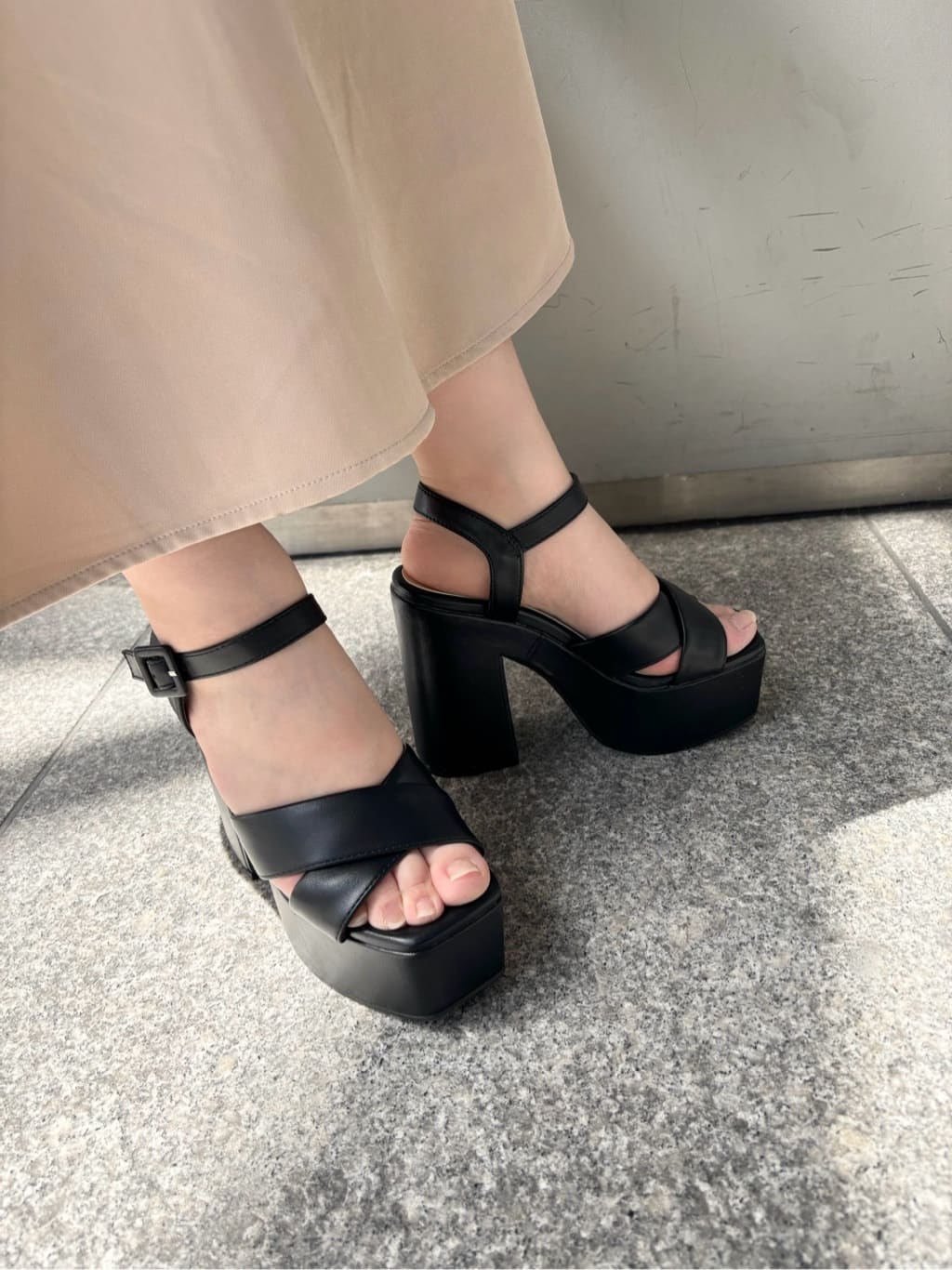 airiさんの「ESPERANZA｜◆【ラク盛り／サンダル】リピーター続出／脚長美脚　ラク盛り厚底サンダル　24年Ver」を使ったコーディネート