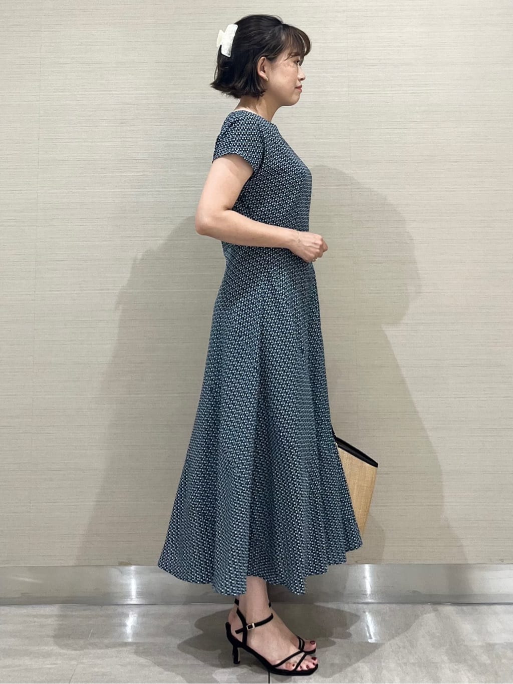 なつよさんの「UNTITLED｜【手洗い／58cm正方形】ベルトプリントスカーフ」を使ったコーディネート